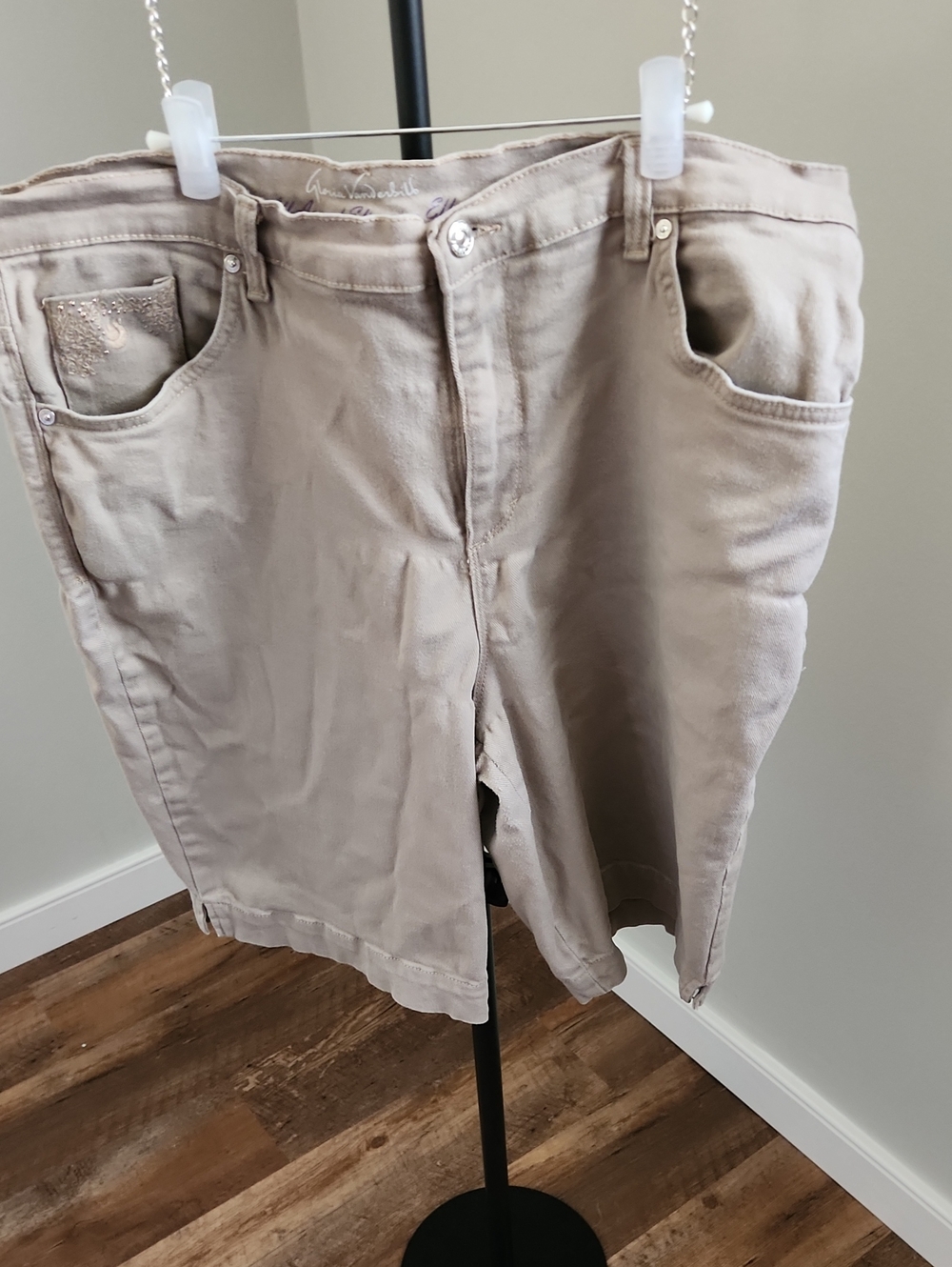 Gloria Vanderbilt Shorts - All-Around Slimming Effect Size 16W